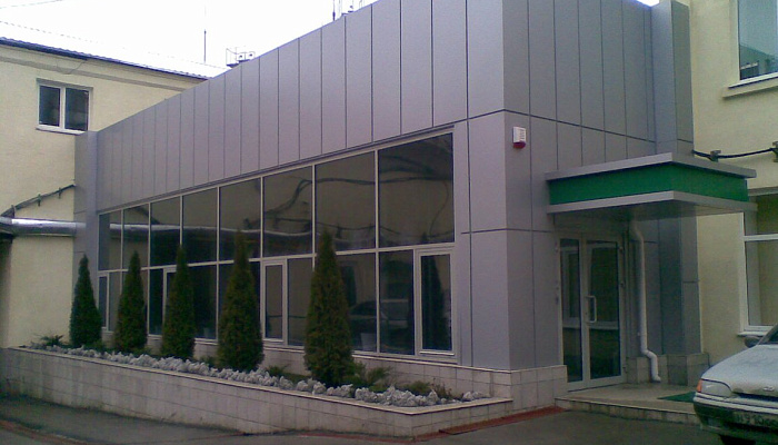 Облицовка фасада здания магазина алюминиевыми панелями